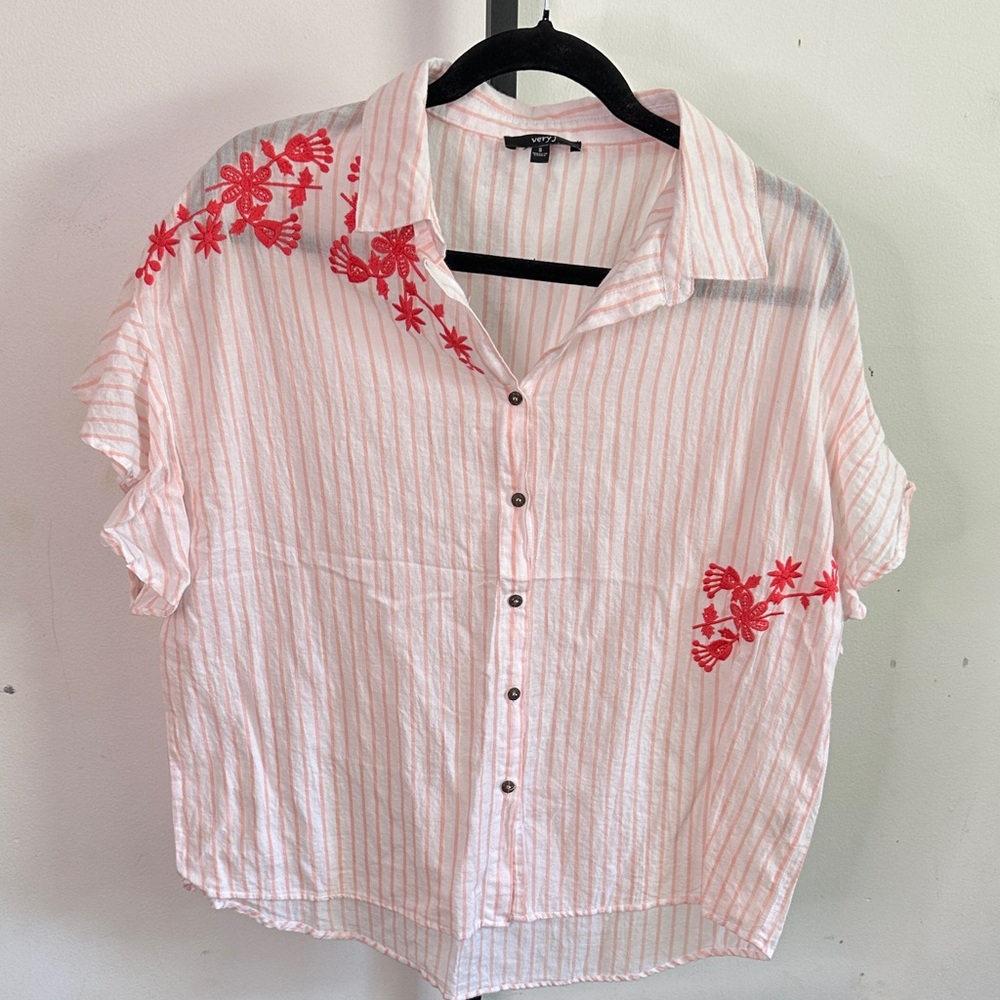 Very J‎ Red Floral Pink Striped Button Down Shirt